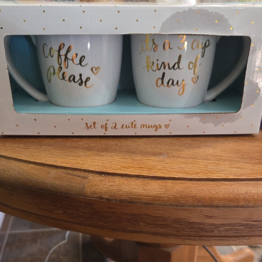 Charming Gold and White Mug Set
